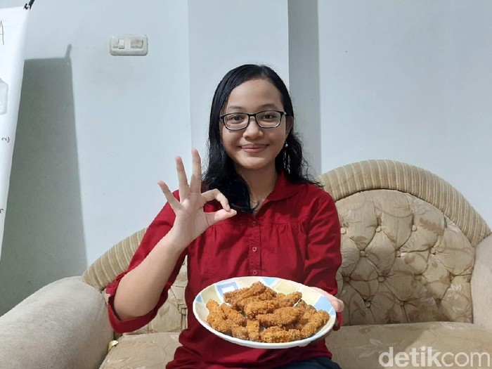 Selama pandemi COVID-19, tak sedikit siswa di Surabaya menghilangkan kejenuhan dengan berkreativitas. Mereka membuat karya yang bisa dimanfaatkan banyak orang.