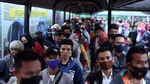 Padatnya Antrean di Stasiun Tanah Abang Saat Jam Pulang Kantor