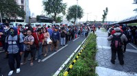 Diketahui, antrean panjang ini terjadi imbas ditutupnya pintu masuk stasiun jalur Jembatan Multiguna (JPM) Tanah Abang.