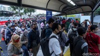 Edison mengatakan, dalam rangka memutus penyebaran dan penularan virus Corona sepakat untuk menggunakan masker, mencuci tangan, menghindari kerumunan, dan menjaga jarak. Kalau diadakan ganjil-genap, otomatis mendorong masyarakat untuk menggunakan transportasi angkutan umum, sementara lokasi atau terminal bahkan tempat pemberhentian berpotensi menimbulkan keramaian. Rifkianto Nugroho/detikcom  