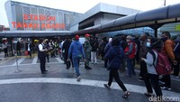 Petugas tampak bersiaga di dekat antrean para calon penumpang yang hendak memasuki Stasiun Tanah Abang, Jakarta, Selasa (11/8/2020) sore.