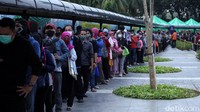 Warga yang masuk ke Stasiun Tanah Abang pun dibagi menjadi beberapa barisan agar tertib dan teratur.
