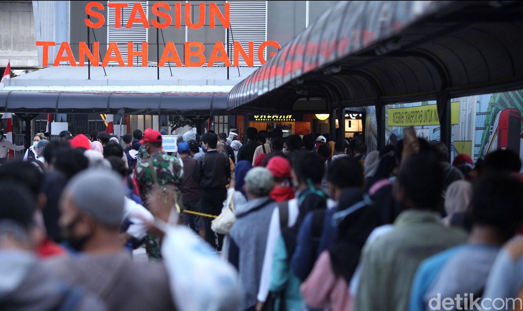 Antrean panjang calon penumpang KRL terlihat di Stasiun Tanah Abang saat jam pulang kantor. Antrean itu terjadi imbas ditutupnya pintu masuk stasiun jalur JPM.
