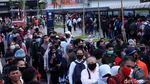 Padatnya Antrean di Stasiun Tanah Abang Saat Jam Pulang Kantor