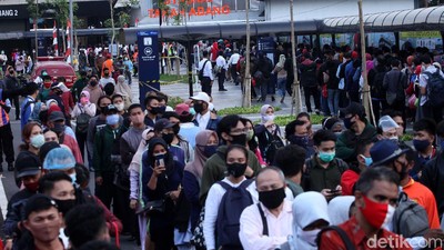 Padatnya Antrean di Stasiun Tanah Abang Saat Jam Pulang Kantor