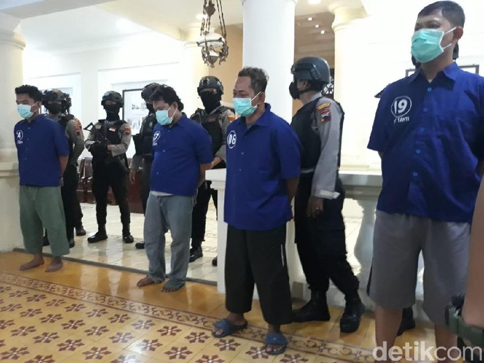 Para pelaku penyerangan acara nikah anak Habib Umar Assegaf di Polresta Solo, Selasa (11/8/2020).