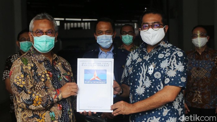 Partai Demokrat Serahkan Data Kepengurusan DPP Partai Demokrat menyerahkan susunan kepengurusan tingkat provinsi dan kabupaten/kota ke KPU. Data ini bagian dari tahapan pelaksanaan Pilkada serentak.