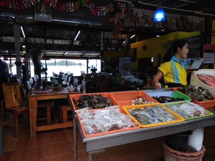 Pasar Seafood yang Tersembunyi di Ujung Selatan Phuket