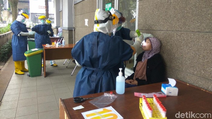 Pegawai RSUD Cibabat Cimahi jalani tes swab.
