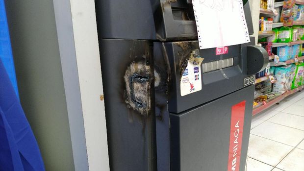 Kondisi mesin ATM usai dibobol, Gunung Putri, Kabupaten Bogor, Jawa Barat.