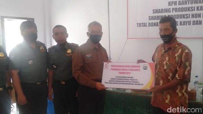 Perhutani Berikan Dana Sharing Lembaga Masyarakat Desa Hutan LMDH