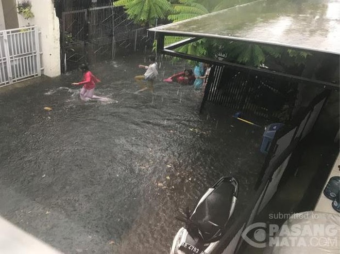 Permukiman di Lenteng Agung Jaksel terendam banjir 30 cm akibat hujan deras