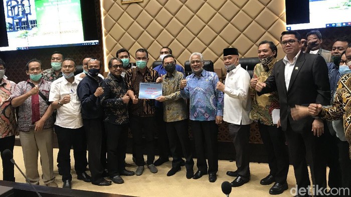 Pimpinan DPR dan KSPI (Rolando Fransiscus Sihombing/detikcom)