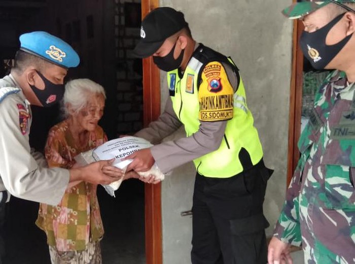 polisi bojonegoro salurkan beras 5 kg ke warga terdampak covid-19