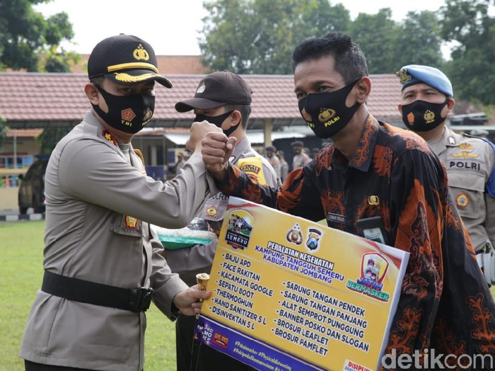 Polres Jombang mendistribusikan bantuan alat kesehatan (Alkes) ke 41 kampung tangguh semeru (KTS). Selain itu, polisi juga membagikan 10 ton beras untuk membantu warga terdampak ekonomi pandemi COVID-19.