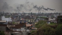 Potret asap dari industri yang tumbuh di sekitar Sungai Gangga di Kanpur. 