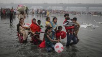Sungai Gangga dan sungai lainnya di India menjadi tempat berlangsungnya beragam upacara adat. Seperti Festival Chhath Puja di Sungai Yamuna ini.