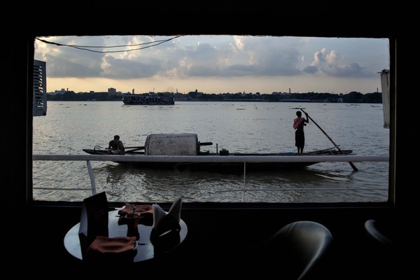 Pencemaran Sungai Gangga disebabkan oleh beberapa alasan termasuk limbah manusia dan industri. Bahan kimia untuk pertanian mengalir langsung ke sungai, bersama dengan air kotor dari pemukiman. (Foto: AP/Altaf Qadri) Pencemaran Sungai Gangga disebabkan oleh beberapa alasan termasuk limbah manusia dan industri. Bahan kimia untuk pertanian mengalir langsung ke sungai, bersama dengan air kotor dari pemukiman. (Foto: AP/Altaf Qadri)