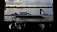 Pencemaran Sungai Gangga disebabkan oleh beberapa alasan termasuk limbah manusia dan industri. Bahan kimia untuk pertanian mengalir langsung ke sungai, bersama dengan air kotor dari pemukiman. (Foto: AP/Altaf Qadri)