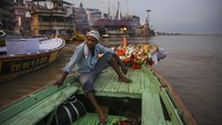 Sungai Gangga khususnya di kawasan Varanasi juga menjadi kuburan bagi warga. Banyak warga meminta jenazahnya ditenggelamkan di sungai ini saat meninggal.