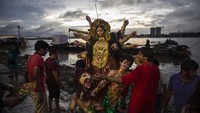 Anak sungai Gangga, Hooghly juga menjadi tempat penenggelaman bermacam patung.
