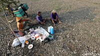 Mereka tampak beristirahat setelah lelah bekerja.