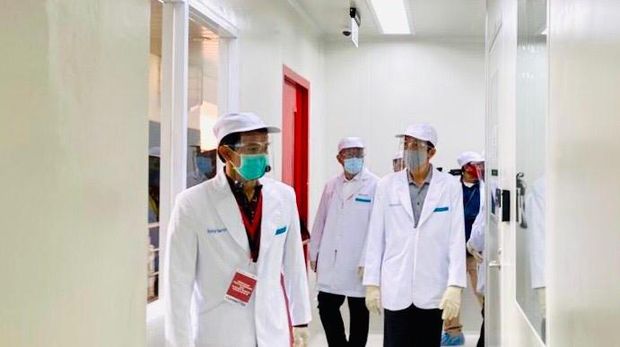 Presiden Joko Widodo tiba di PT Bio Farma (Persero) Bandung untuk meninjau fasilitas produksi dan pengemasan Vaksin COVID-19, Selasa 11 Agustus 2020 pukul 09.45 WIB. (Biro Pers, Media dan Informasi Sekretariat Presiden)