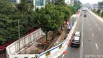 Proses Pencabutan Pohon di Lokasi Proyek MRT Fase II