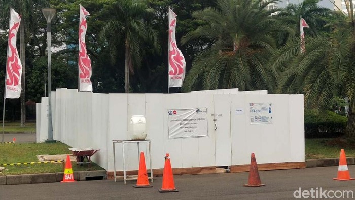 Pembangunan Proyek Moda Raya Terpadu (MRT) fase II sudah digenjot sejak 15 Juni 2020 lalu. Akibat proyek ini, ada ratusan pohon yang harus dikorbankan terlebih dahulu.