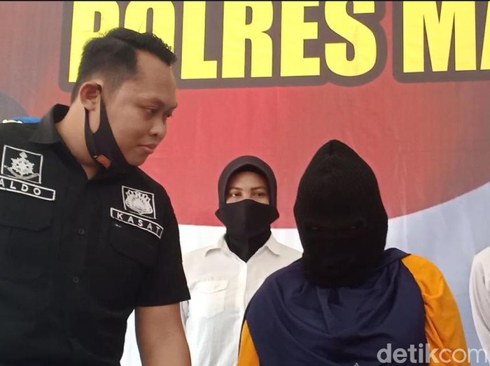Seorang muncikari prostitusi online di Madiun ditangkap. Salah satu korbannya merupakan wanita di bawah umur.