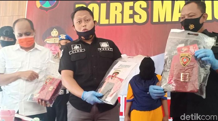 Seorang muncikari prostitusi online di Madiun ditangkap. Salah satu korbannya merupakan wanita di bawah umur.