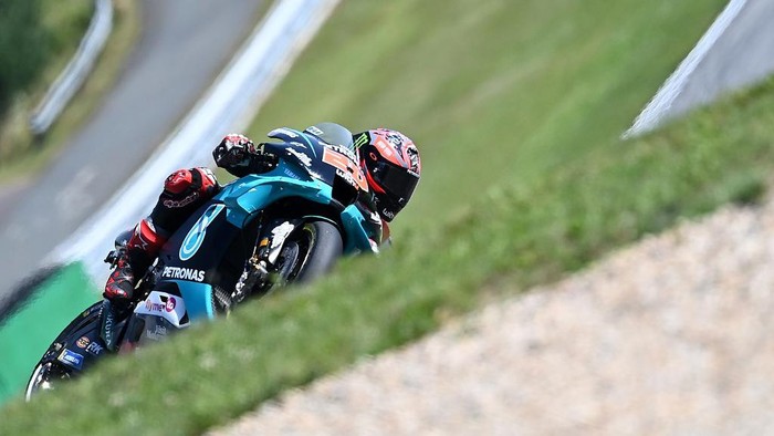 Petronas Yamaha SRTs French rider Fabio Quartararo rides his bike during the qualification of the Moto GP Czech Grand Prix at Masaryk circuit in Brno on August 8, 2020. (Photo by JOE KLAMAR / AFP)
