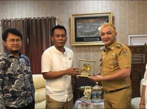 Rambut Pirang dan Kinerja Pemimpin