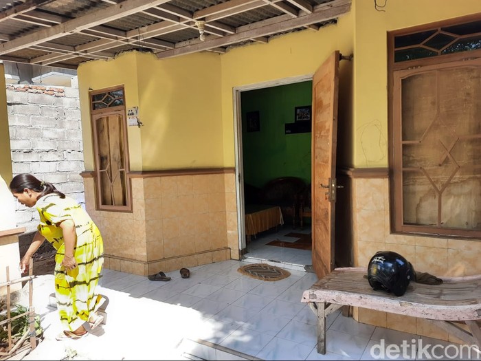 rumah yang diperbaiki ala kadarnya