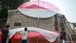 Sambut HUT RI, Warga Buat Layangan Jumbo Setinggi 6 Meter