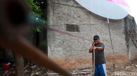 Koang ditempatkan di ujung layangan dan akan membuat bunyi khas.