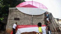 Warga menunjukan layangan merah putih setinggi 6 meter dan lebar 5.8 meter di Paninggilan, Ciledug, Tangerang, Selasa (11/8).