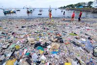 Ih Jorok, Sampah Menumpuk Di Bibir Pantai Banyuwangi