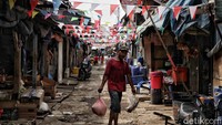 Dalam rangka menyambut HUT RI ke-75, sejumlah persiapan telah dilakukan oleh warga yang tinggal di kampung nelayan seperti memasang bendera, memasang hiasan dan aksesoris lainnya yang bertemakan dengan perjuangan dan semangat merah putih.