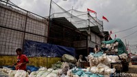 Persiapan menyambut Hari Kemerdekaan Indonesia itu Menurut keterangan warga, pada tahun ini lebih fokus menghias kampung dengan tema merah putih.