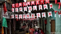 Beragam hiasan bertema Hari Kemerdekaan menghiasi kawasan kampung nelayan yang berada di Muara Angke, Jakarta Utara, Selasa (11/8/2020).