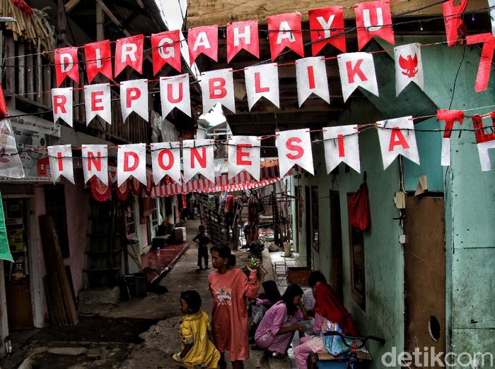 Semarak Kampung Nelayan di Pesisir Jakarta Sambut Hari Kemerdekaan Kawasan kampung nelayan di Muara Angke, Jakarta Utara, bersolek untuk sambut HUT RI ke-75. Bendera Merah Putih tampak hiasi tiap sudut kampung nelayan tersebut.