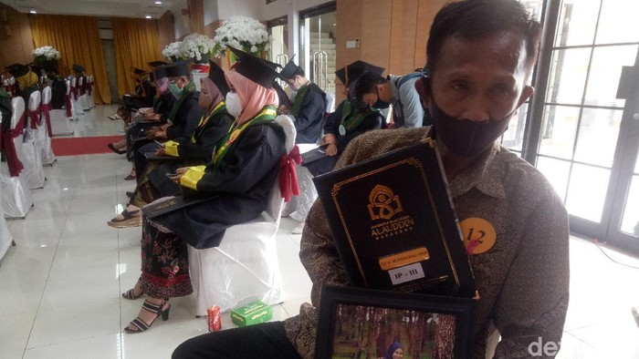Seorang ayah menggantikan putrinya wisuda karena sudah meninggal. Suasana wisuda diarungi rasa haru (Ibnu Munsir/detikcom)
