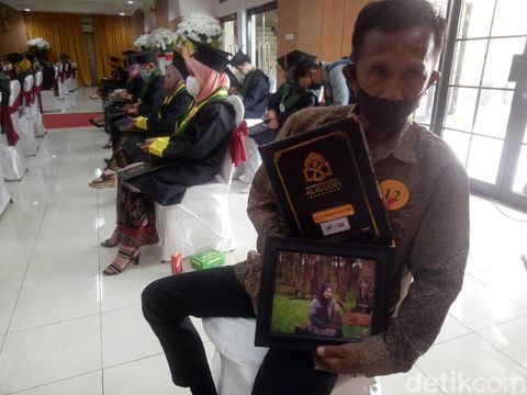 Seorang ayah menggantikan putrinya wisuda karena sudah meninggal. Suasana wisuda diarungi rasa haru (Ibnu Munsir/detikcom)