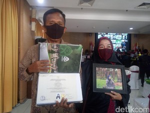 Kisah Haru Ayah Gantikan Wisuda Mahasiswa Cum Laude yang Tutup Usia