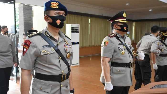 Sertijab Kapolresta Solo Kombes Andy Rifai (kiri) kepada Kombes Ade Safri Simanjuntak (kanan), Selasa (11/8/2020).