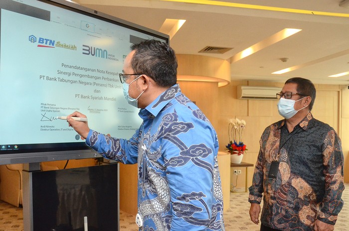 Sinergitas Perluasan dan Jaringan Perbankan Syariah Direktur Operation, IT and Digital Banking Bank BTN, Andi Nirwoto menandatangani Memorandum of Understanding atau MoU perihal kerjasama produk keuangan syariah disaksikan oleh Kepala Divisi Syariah Bank BTN, Alex Sofyan Noor dan Direktur Mandiri Syariah Ade Cahyo Nugroho di Jakarta, Selasa (11/8). Kerjasama tersebut mencakup kerjasama joint financing, joint acquisition, optimalisasi customer base, edukasi, serta kerjasama bisnis jangka panjang lainnya yang dapat dimanfaatkan BTN Syariah untuk memperluas pemasaran produk syariah. Dengan kerjasama ini diharapkan ada sinergi dalam menyatukan kompetensi untuk memberikan pelayanan lebih baik, efektif, efisien dan luas kepada nasabah.