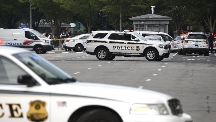 Law enforcement officials gather following a shooting that took place at 17th Street and Pennsylvania Avenue near the White House, Monday, Aug. 10, 2020, in Washington. (AP Photo/Patrick Semansky)
