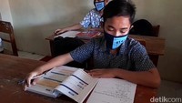 Kepala SMP Negeri 1 Brebes, Dharma Suhaeri mengatakan kegiatan sekolah tatap muka ini digelar juga atas permintaan dari orang tua murid.