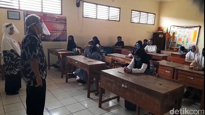 Pemerintah telah mengizinkan sekolah tatap muka di daerah zona kuning Corona. Salah satunya SMPN 1 Brebes yang memulai sekolah tatap muka perdana hari ini.